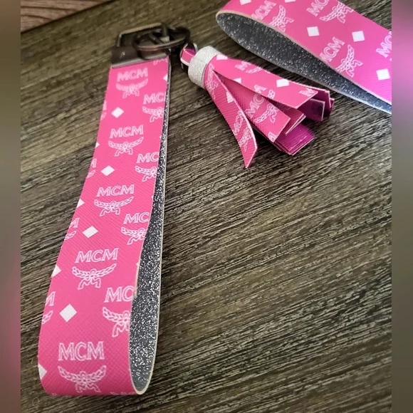 Designer Inspired Key Fob Wristlet 🎉2/$30🎉 - Picture 4 of 6